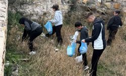 Bayburt Lisesi Öğrencilerinden Tarihi Kalede Örnek Davranış