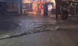 Elazığ'da Sağanak Yağış Cadde Ve Sokakları Göle Çevirdi