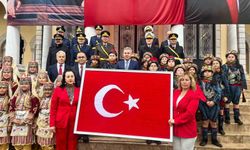 İzmir’de Dokunan Türk Bayrağı Vali Elban’a Teslim Edildi