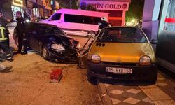Kahta’da Kavşak Kazası: 2 Yaralı, Otomobiller Vitrine Çarptı