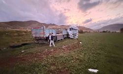 Van Bitlis Kara Yolunda Tır Şarampole Yuvarlandı: 1’i Ağır 2 Yaralı