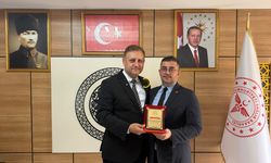 Bitlis’te Op. Dr. Barış Sarıçoban’a Anlamlı Veda: Emekleri Plaketle Taçlandırıldı
