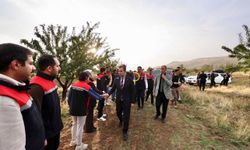 Güroymak’ta Badem Hasadı Bereketi! Vali Karakaya Üreticilerle Bir Araya Geldi