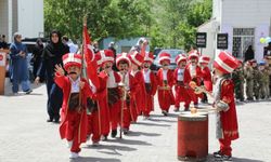 Bitlis’te 4-6 yaş Kuran kursu öğrencilerinin gösterisi büyük ilgi gördü