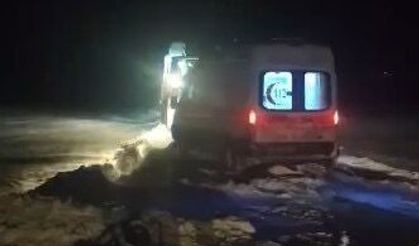 Hasta kurtarmaya giden ambulans kara saplandı