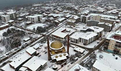 Bitlis’in Cittaslow Şehri Ahlat, Karla Beyaza Büründü: Drone Görüntüleri Kartpostallık Manzaralar Sunuyor