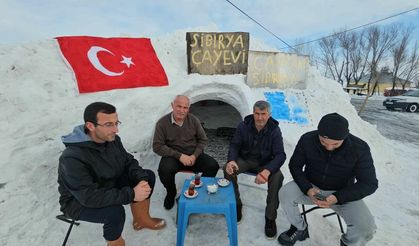 Bitlis’te Esnaftan Karla Gelen Eğlence: Kardan Çay Evi Yaptı