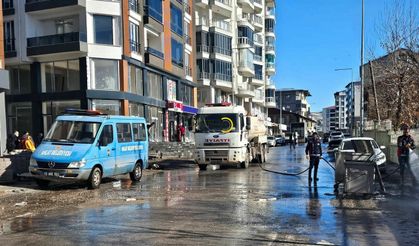 Ahlat’ta Hastane Caddesi’nde Yol Yıkama ve Temizlik Çalışması