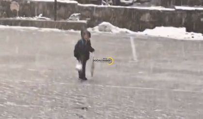 Bitlis’te kar altında istiklal marşına eşlik eden çocuk duygulandırdı