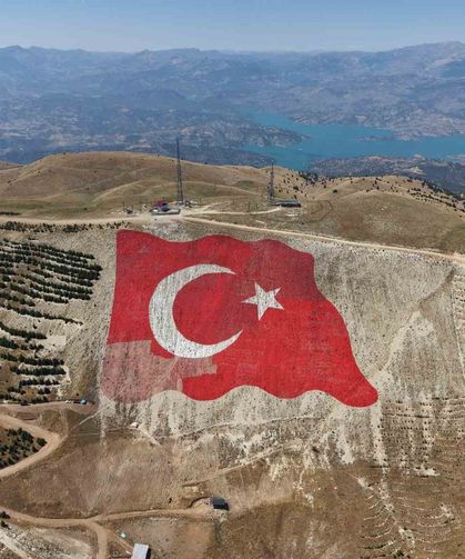 Dünyanın En Büyük Türk Bayrağı Yeniden Canlandı