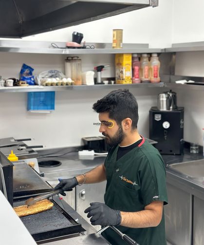 Tıp fakültesini üçüncü sınıfta bıraktı, kendi markasının başına geçti