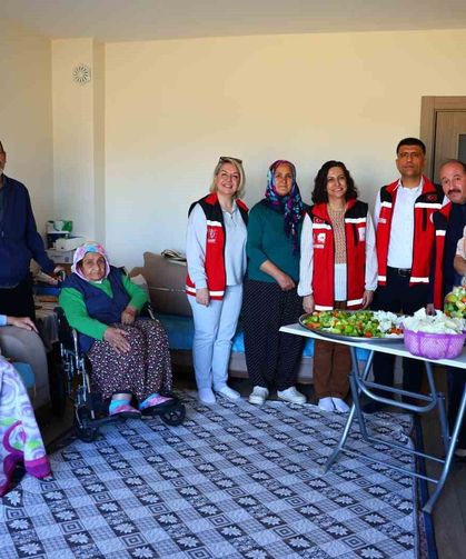 Elazığ’da Gönüllülerden Yaşlı Çifte Kışlık Hazırlık Desteği