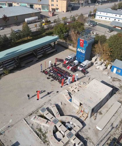 Van Depreminin 15. Yılında Hayatını Kaybedenler Anıldı