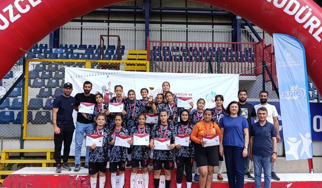 Tuğ Ortaokulu Yıldız Kız Futbol Takımı Türkiye Üçüncüsü Oldu