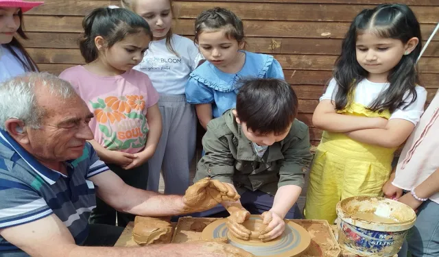 Minik Ellerin Çamurla Sanatı