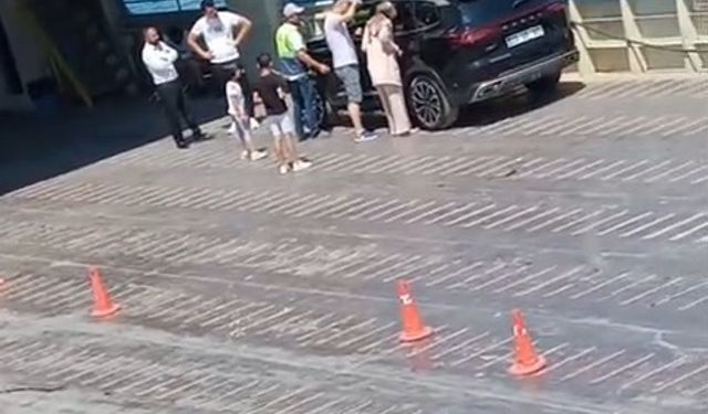 Anahtar aracın içerisinde kalınca, çocuğa bir saat dil döktüler