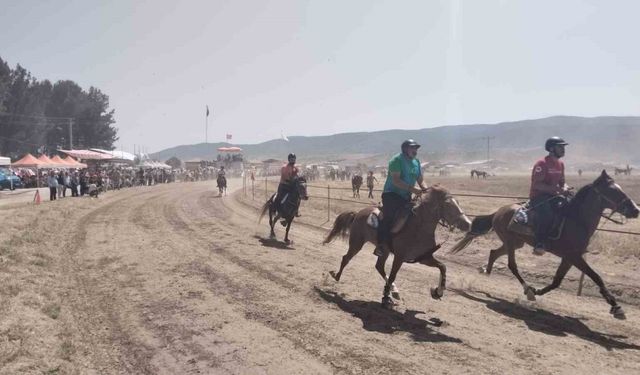 Rahvan atlar Baklan Ovası’nda tozu dumana kattı