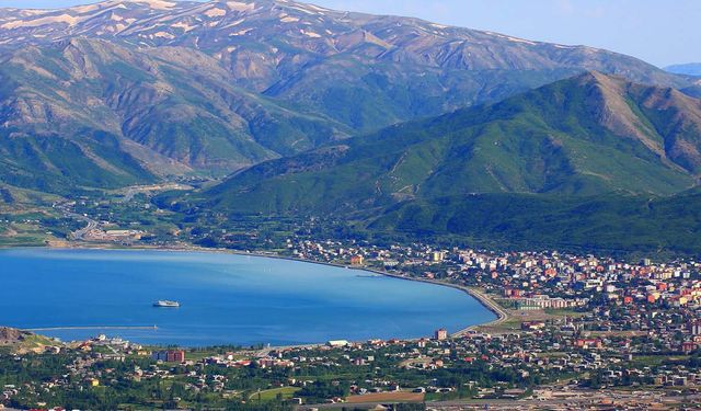Tatvan Sahilinde Göl Çekildi, Kirlilik Ortaya Çıktı