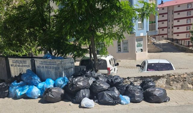 Bayram  Yoğunluğu Sonrası Çöp Birikintileri Dikkat Çekti