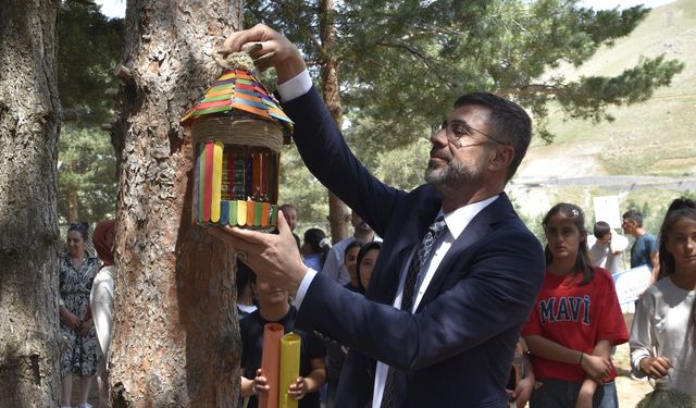 Minik Eller Atık Bidonlardan Kuş Yuvası Yaptı