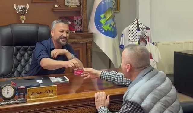 Belediye Başkanı maaş kartını vatandaşa verdi
