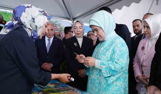 Emine Erdoğan, Ümraniye Çevre Şenliği’nde çocuklarla birlikte teraryum hazırladı