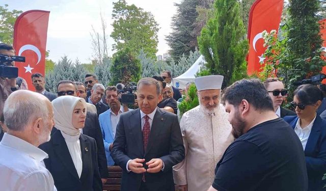 İçişleri Bakanı Yerlikaya ile Aile ve Sosyal Hizmetler Bakanı Göktaş, Karşıyaka Mezarlığı’nda yer alan 15 Temmuz Şehitliğindeki anma törenine katıldı