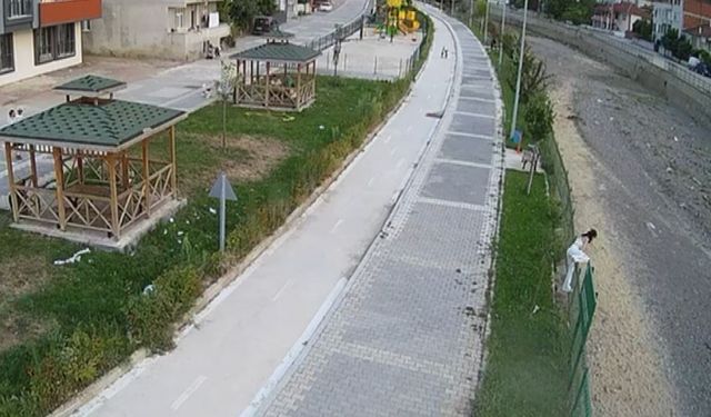 Kediye yardım etmek isterken su kanalına düşerek ayağını kırdı