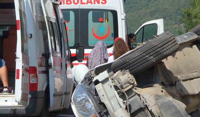 Otoyolda takla atan otomobilde 4 kişi yaralandı