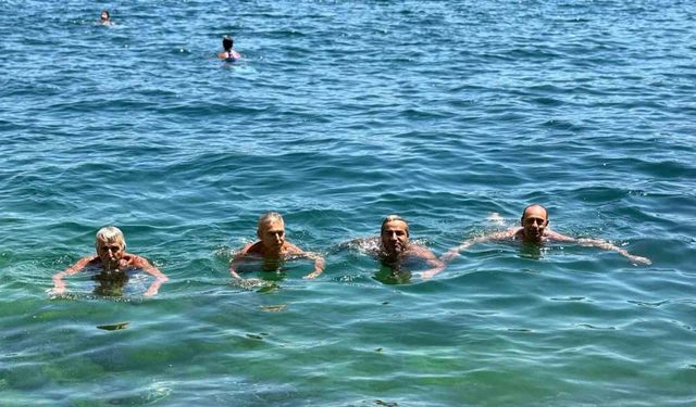 Termometreler 36 dereceyi gösterdi: Sıcaktan bunalan vatandaşlar sahile akın etti