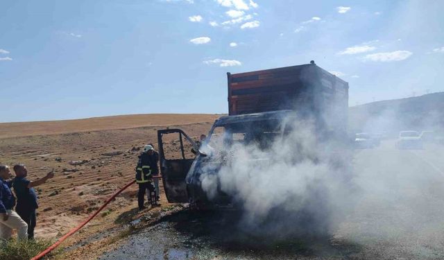 Üzerinde traktör römorku bulunan kurtarıcı kamyonet yandı