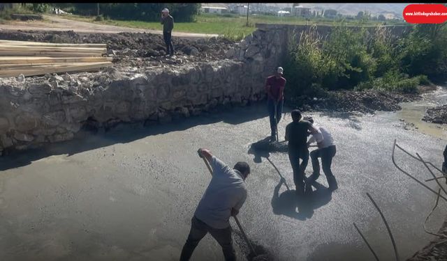 Güroymak’ta Su Kanalı Köprüsü Çalışmaları Sürüyor