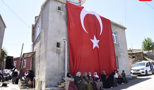 Mutki’deki şehidin evine Türk Bayrağı asıldı