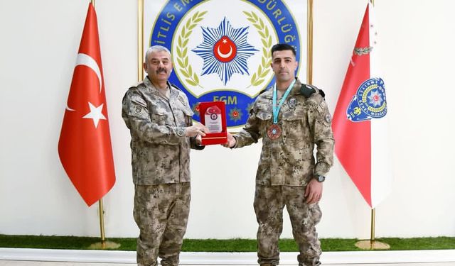 Bitlis Emniyet Müdürü Şekeroğlu'ndan Dünya Üçüncüsü Polis Memuruna Tebrik