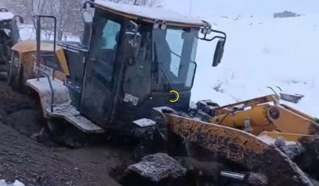 Bitlis’te  iş makinesi çamura saplandı