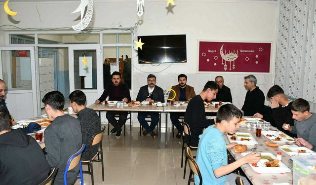 BAŞKAN AKBABA VE KAYMAKAM ÖZÇELİK ÖĞRENCİLERLE SAHURDA BULUŞTU