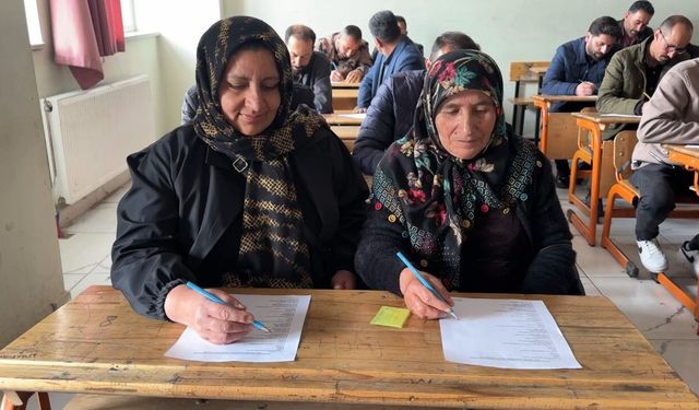 Yüksekova’da Çiftçiler Sıralara Oturdu Sınav Heyecanı Yaşandı