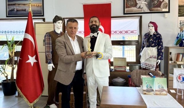 Akif Manaf’a Büyük Mübadele Derneği’nden Evrensel Kardeşlik ve Barış Ödülü
