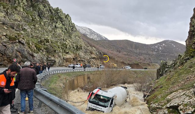 Dereye Uçan Beton Mikserinde Arama Kurtarma Çalışmaları Sürüyor