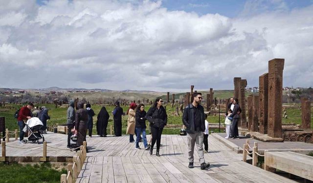 Ahlat Selçuklu Mezarlığı’nda Ziyaretçi Yoğunluğu