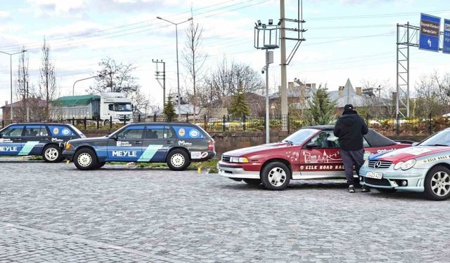 İpek Yolu Rallisi Ahlat'ta Tarihle Buluştu