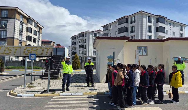 Kars'ta Miniklere Trafik Eğitimi