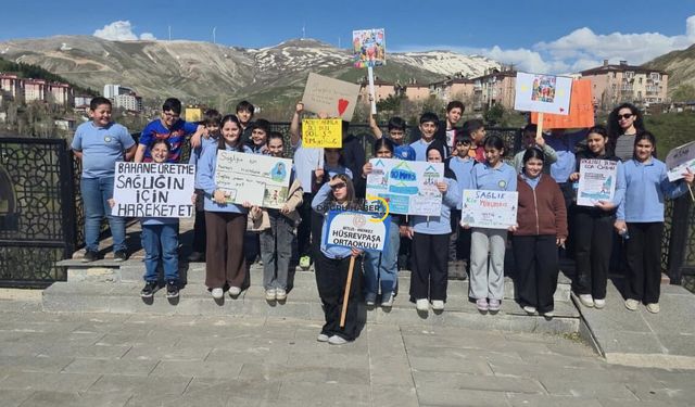 Bitlis’te Öğrenciler Sağlıklı Yaşam İçin Yürüdü