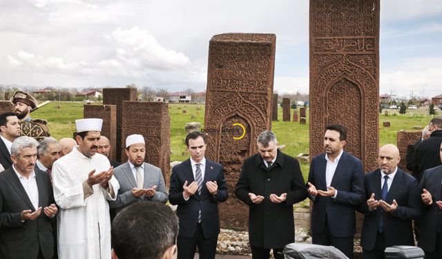 İçişleri Bakanı Mustafa Çiftçi, Ahlat Selçuklu Meydan Mezarlığı’nı Ziyaret Etti