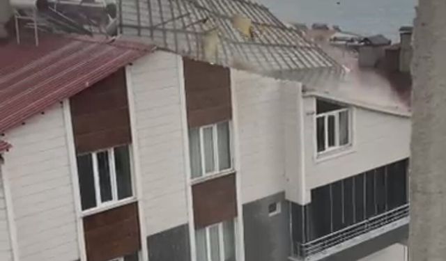 Ahlat'ta Fırtına Çatıyı Havaya Uçurdu
