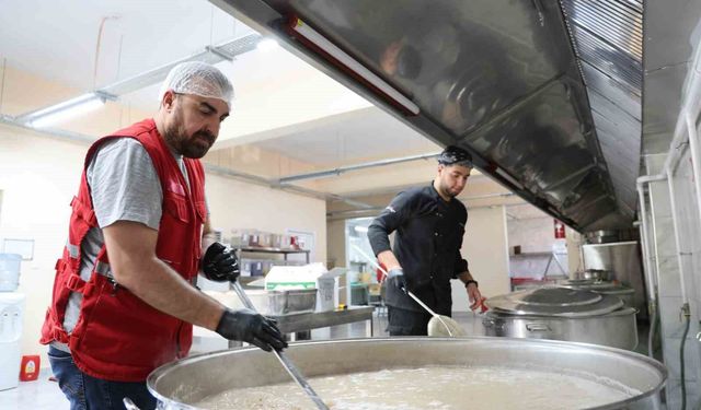 Elazığ'da Aşure Bereketi Paylaşıldı