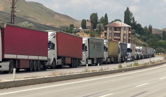 Esendere Sınır Kapısında 5 Kilometrelik Tır Kuyruğu