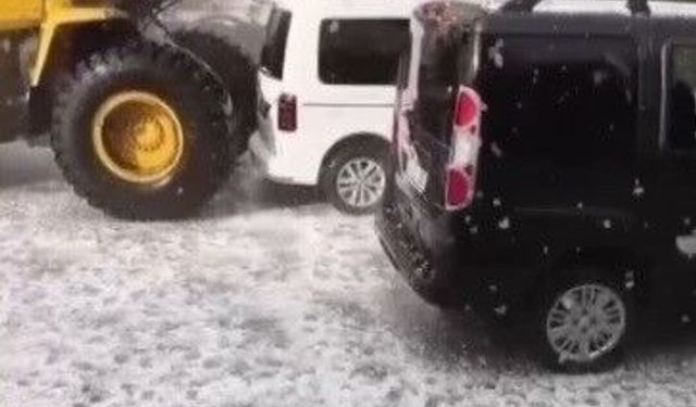 Kars'ta fındık büyüklüğünde dolu yağdı, ortalık beyaza büründü