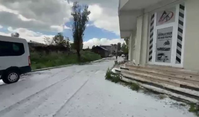 Kars'ta Haziran Sürprizi: Dolu Yağışı İlçeyi Beyaza Bürüdü