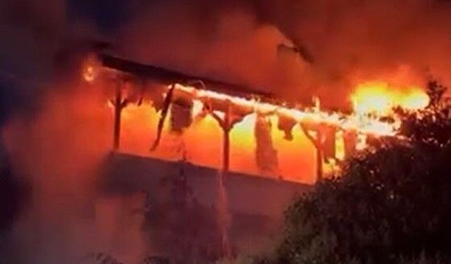Sakarya'da 3 katlı evde korkutan yangın: Çatı ve üst kat kullanılamaz hale geldi